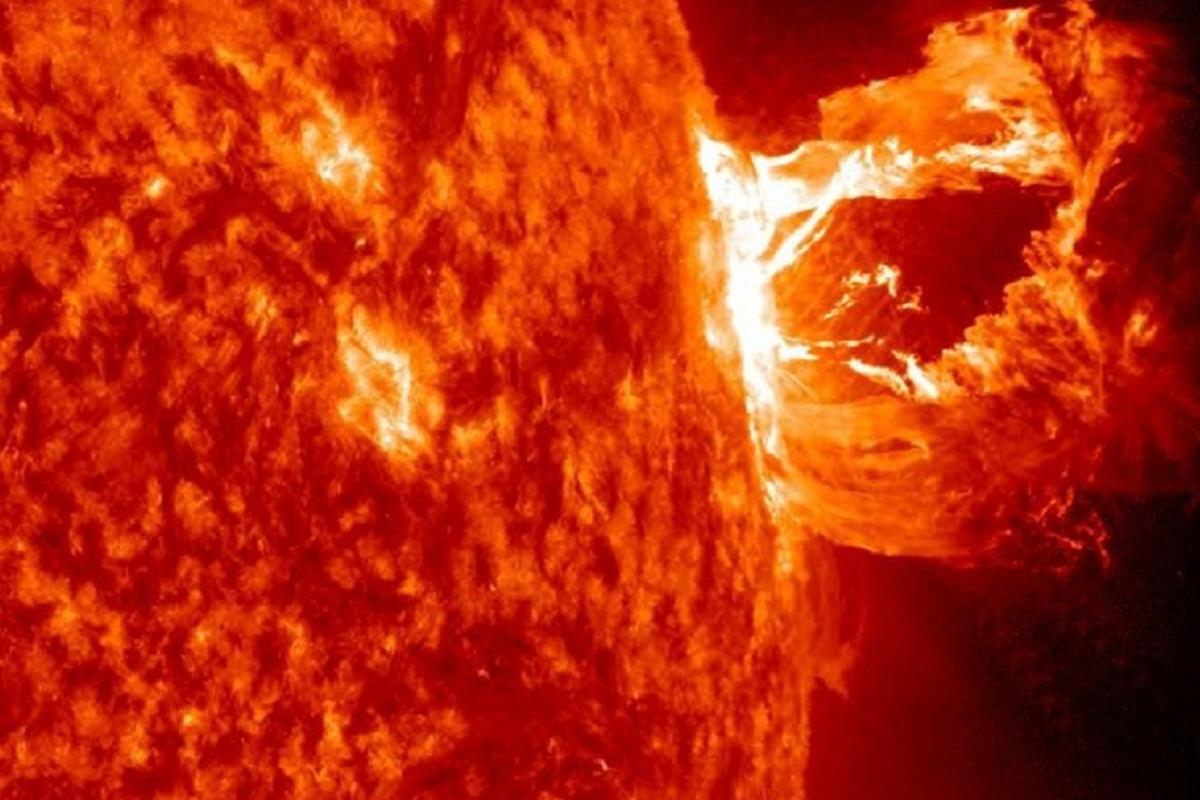 Астрофизики успокоили, что вспышки на Солнце не угрожают Земле