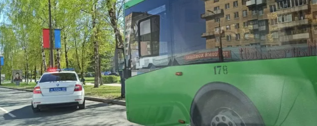 В Пскове 15-летняя девочка ушиблась из-за экстренного торможения автобуса