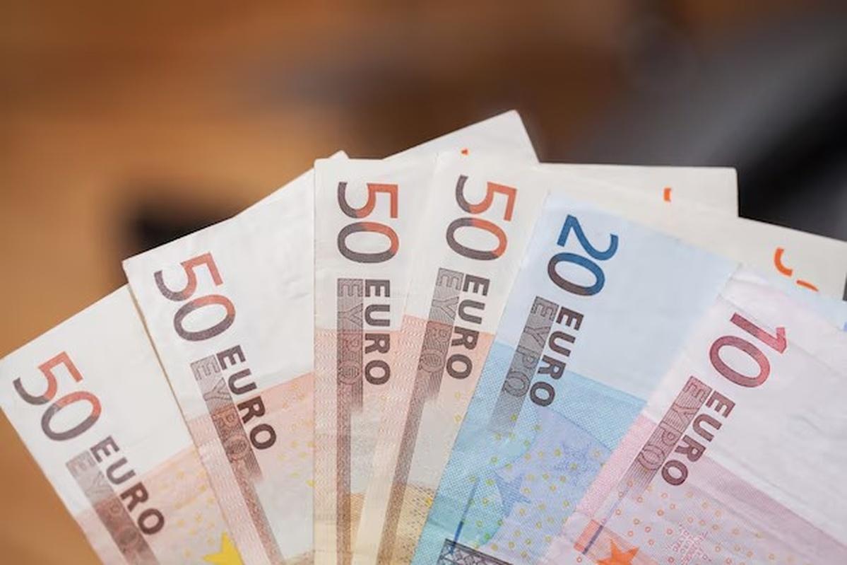 Курс евро на Мосбирже опустился 2 апреля
