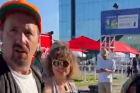 «Это тебе от России!» Иноагент Смольянинов в Берлине получил по заслугам от «поклонников»