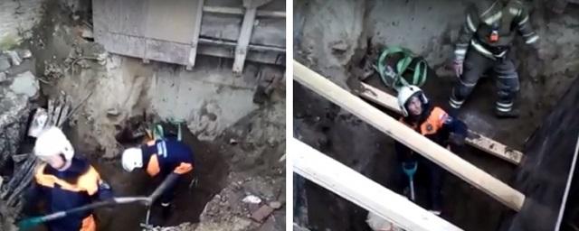 Видео: В Новосибирске строителя завалило грунтом в траншее