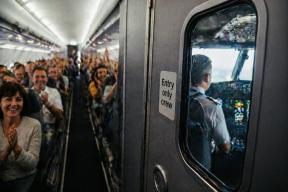 Хлопаете при посадке самолета? Это не благодарность пилоту — психолог всё объяснил