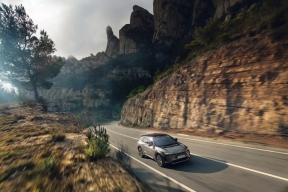 Toyota bZ4X выходит на рынок: 568 км на заряде и цена от 3,95 млн рублей