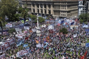 В Буэнос-Айресе несколько тысяч человек устроили акцию против правительства