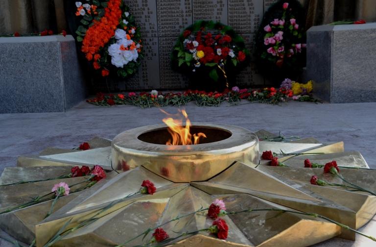 Вандалы осквернили постамент на мемориале Славы Бердска