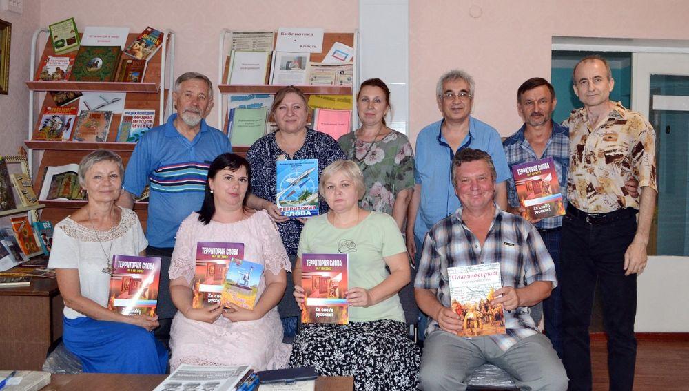В Краснодоне вышел восьмой номер альманаха «Территория слова» о войне в Донбассе