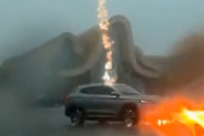 В Китае молния ударила несколько раз в один автомобиль