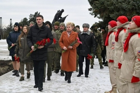 Военные следователи СК возложили цветы к памятнику российским добровольцам в ЛНР