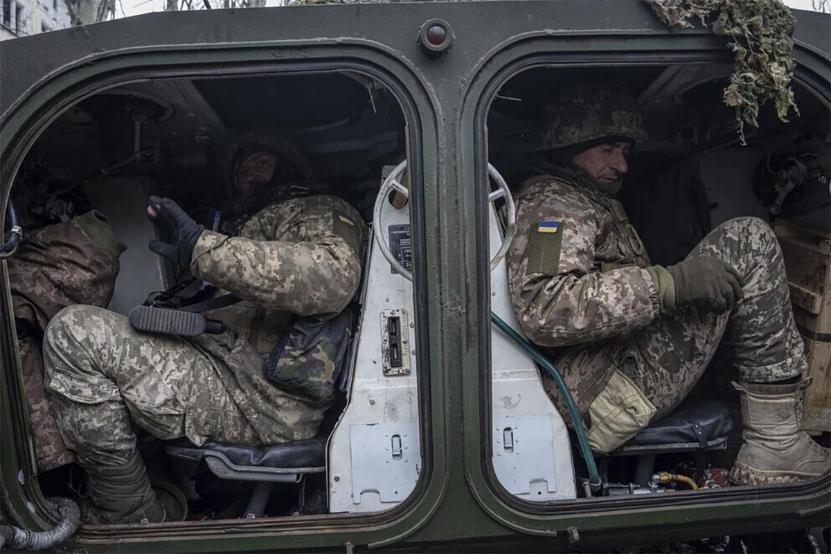 Силовики: жители Сум перебегают дорогу катафалкам с убитыми военными ВСУ