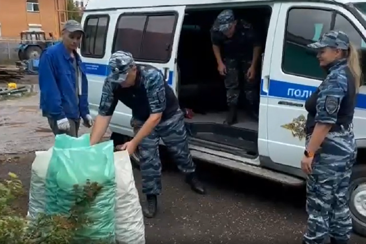 Кинологи Саранска предали на корм животным из местного зоопарка более 100 кг яблок