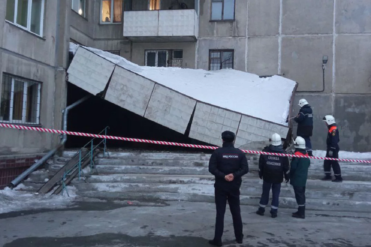 В Челябинске рухнул козырек над подъездом дома