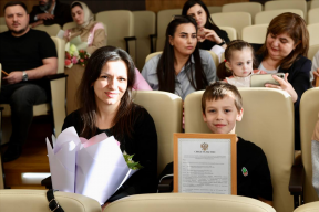 В Черкесске по муниципальной программе вручили еще 14 сертификатов молодым семьям