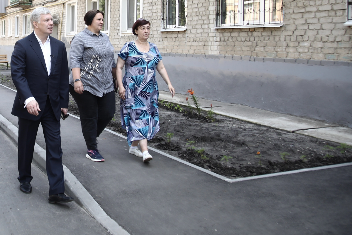 Алексей Русских проверил благоустройство дворов в Засвияжском районе
