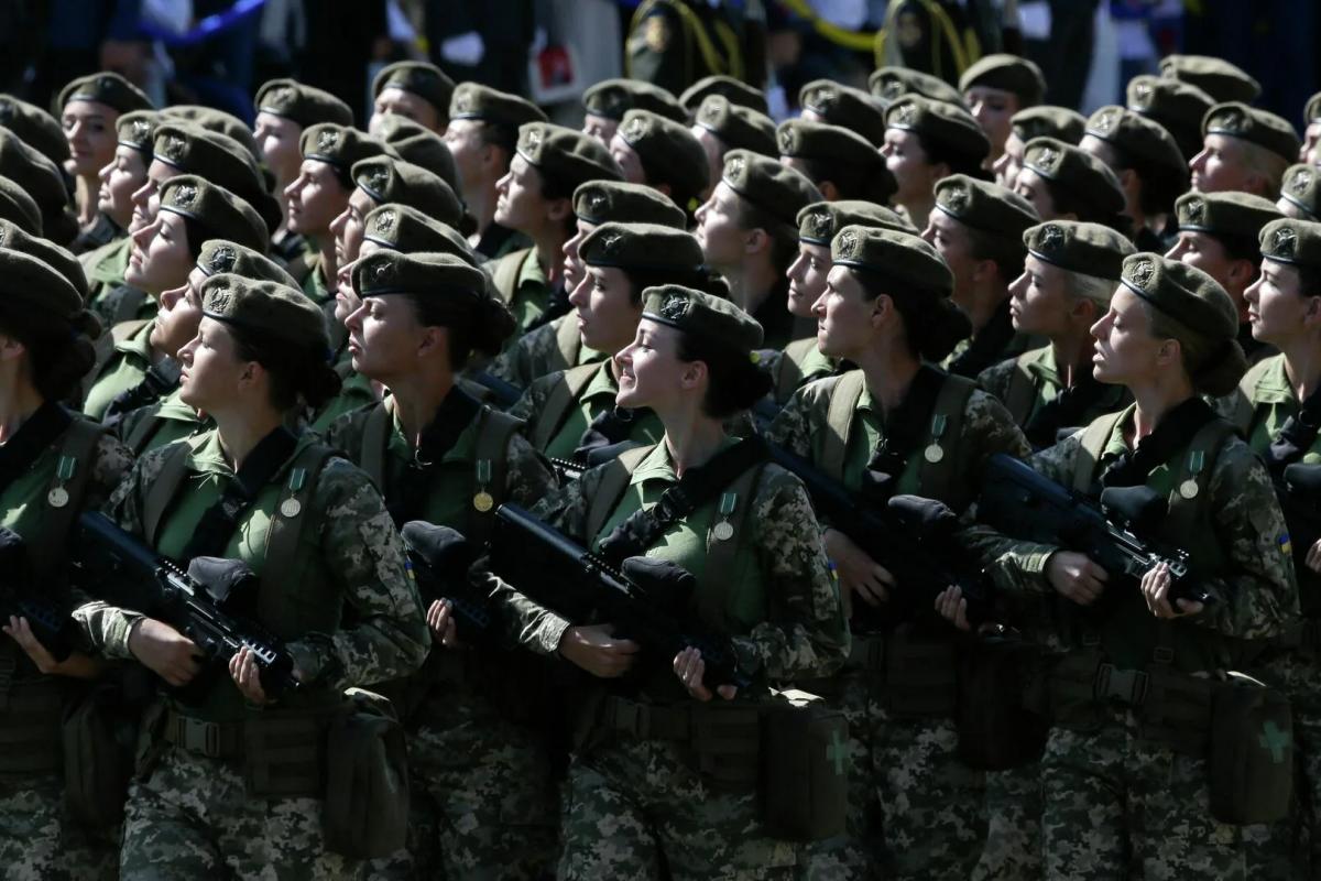 На Украине хотят сделать военнообязанными женщин от 18 до 60 лет