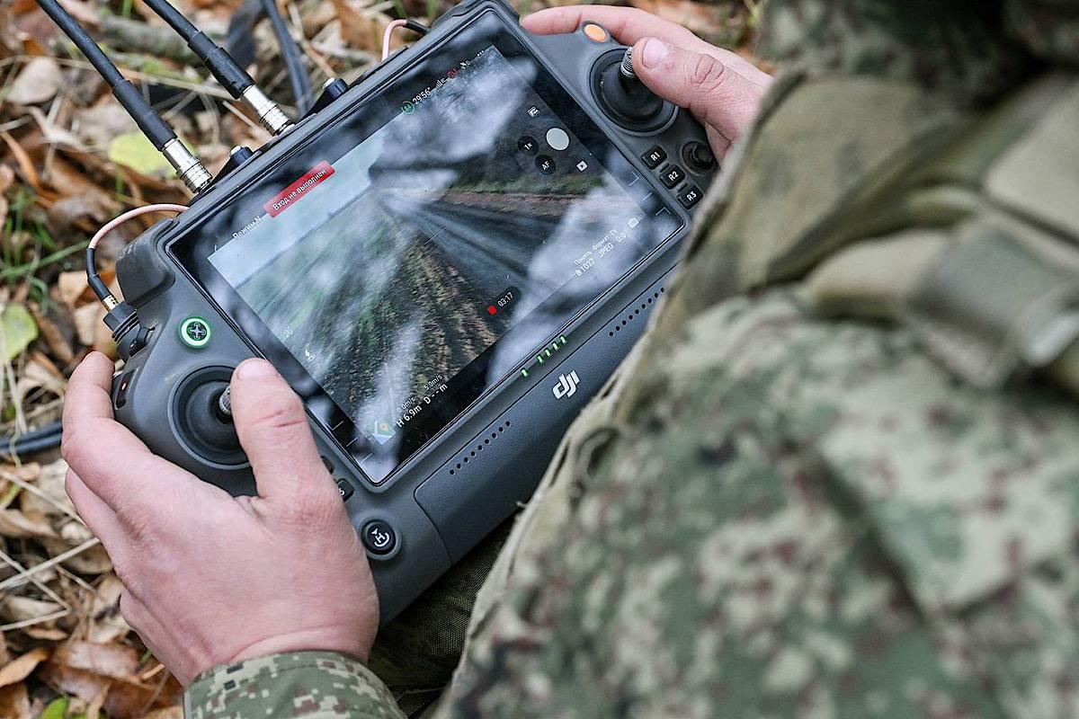 «Дронов на линии боевого соприкосновения не хватает»: дрон с бионической рукой поможет решить проблему дефицита БПЛА