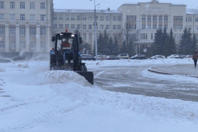 Коммунальщики занимаются устранением последствий снегопада в Архангельске