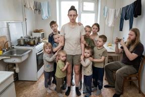«Я планировала работать»: Что происходит в семье Тепляковых, где рожают детей ради эксперимента