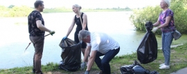 Жители Лобни собрали десятки мешков на озере Киово