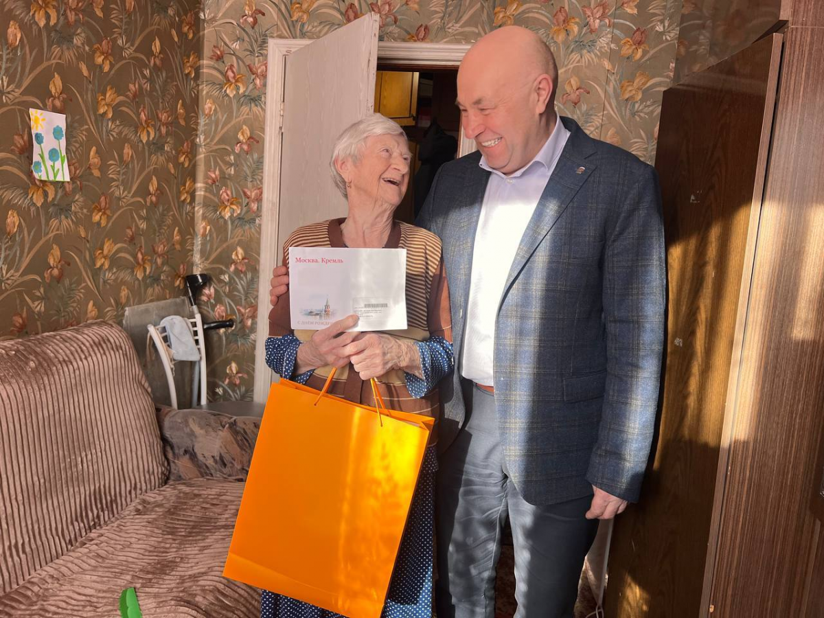 В Городском округе Пушкинский Зампредседателя Совета депутатов Николай Михайлин навестил и поздравил четырех ветеранов с днями рождения