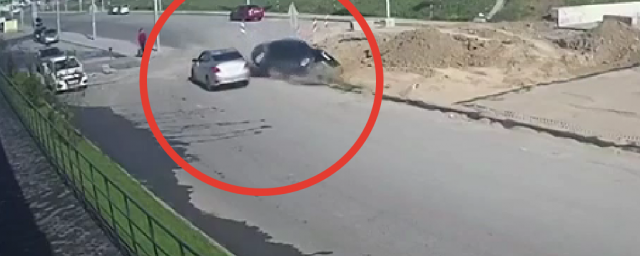 Автомобиль с водителем упал в яму на Родниках в Новосибирске