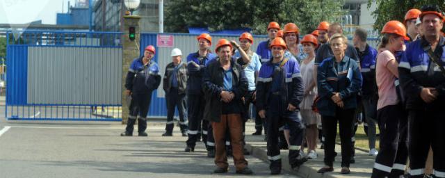 Порядка ста работников бастуют возле проходной «Гродно Азота»