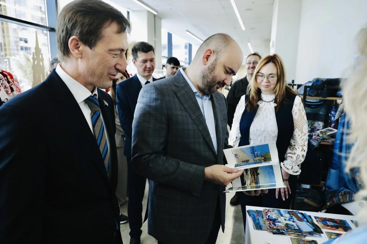 «Время героев» в Самаре: губернатор вручил награды предпринимателям и осмотрел выставку робототехники