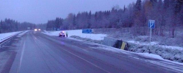 В Пермском крае пассажирский автобус упал в кювет