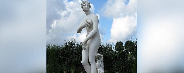 Неизвестные вандалы сломали пальцы статуи Венеры в Петергофе