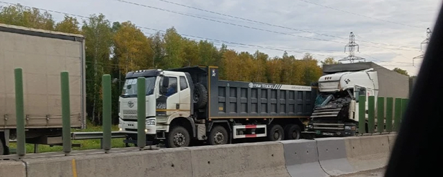 На трассе Пермь – Краснокамск из-за столкновения двух фур и автобуса образовалась огромная пробка