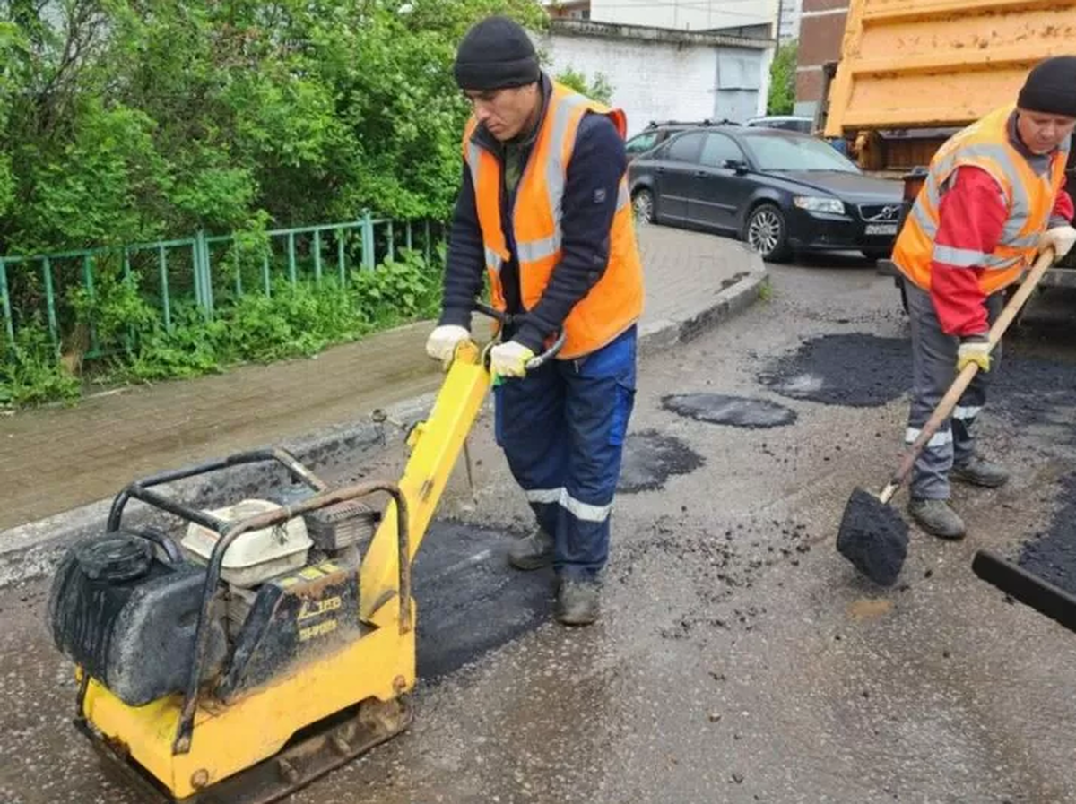 В Ивантеевке Городского округа Пушкинский залатали дорожные ямы во дворе на улице Толмачева