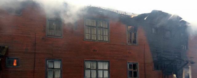 В Окуловском районе сгорел деревянный двухэтажный дом на восемь квартир