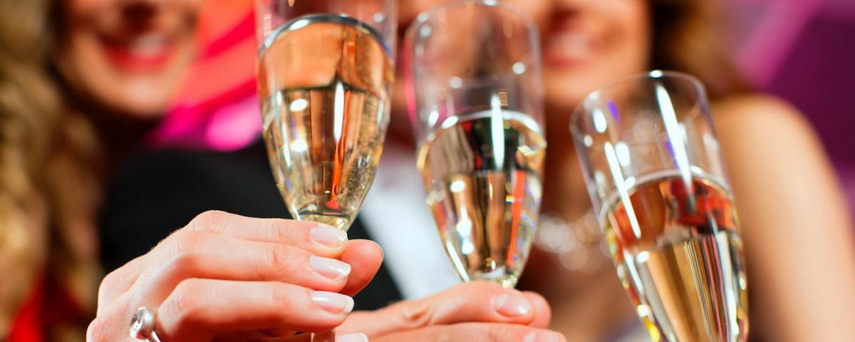 Врач-диетолог Залётова советует в Новый год заменить шампанское сухим вином