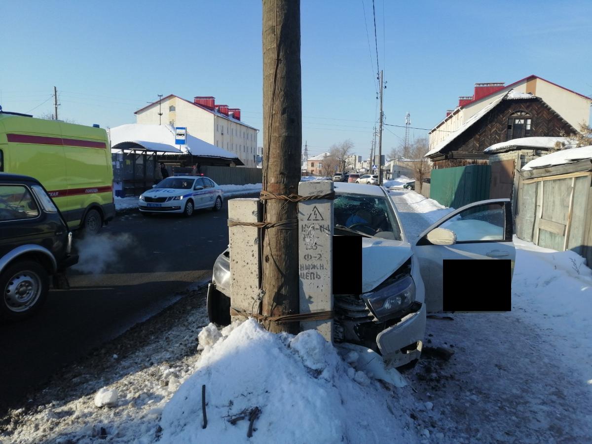 В Кургане не пристегнутый водитель влетел в столб