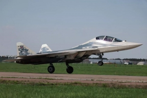 Летный дебют двухместного Су-57: новый «стелс» для управления беспилотниками готов к испытаниям