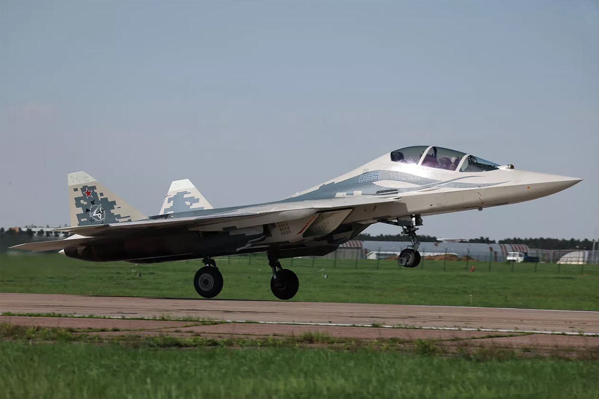 Летный дебют двухместного Су-57: новый «стелс» для управления беспилотниками готов к испытаниям