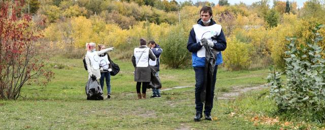 Жители Омска провели в местном дендропарке экологический субботник