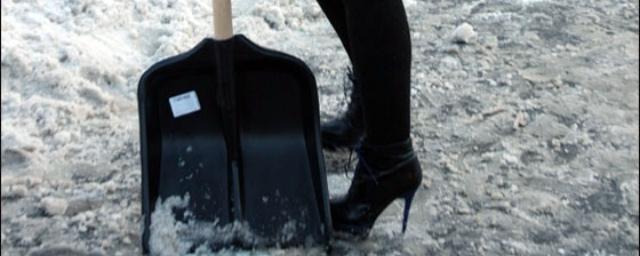 Хрупкая сибирячка на каблуках взялась за расчистку снега на тротуаре