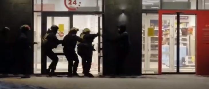 В Тюмени задержали мужчину, который удерживал заложника в магазине