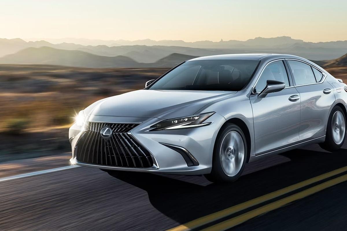 Lexus представил обновлённый ES с гибридом и электроверсией