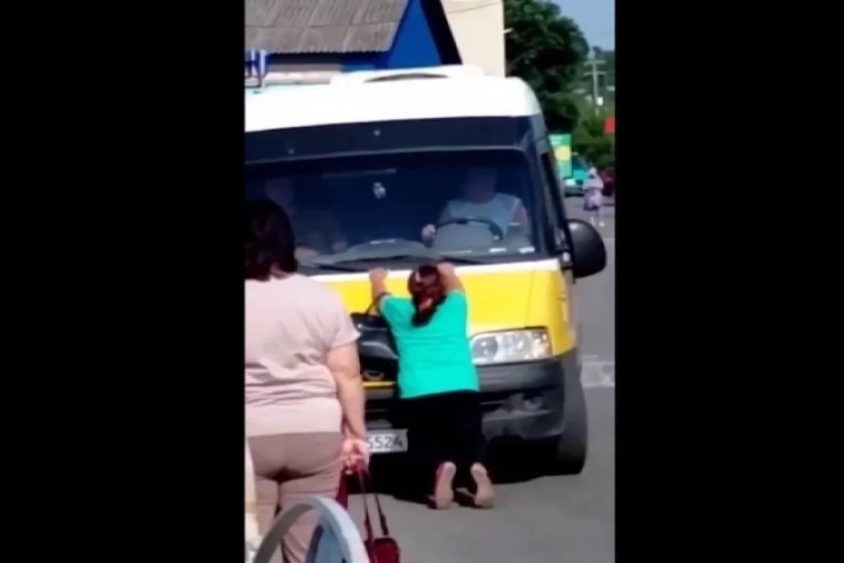 На Украине женщина скончалась, пытаясь догнать автобус с насильно мобилизованным сыном