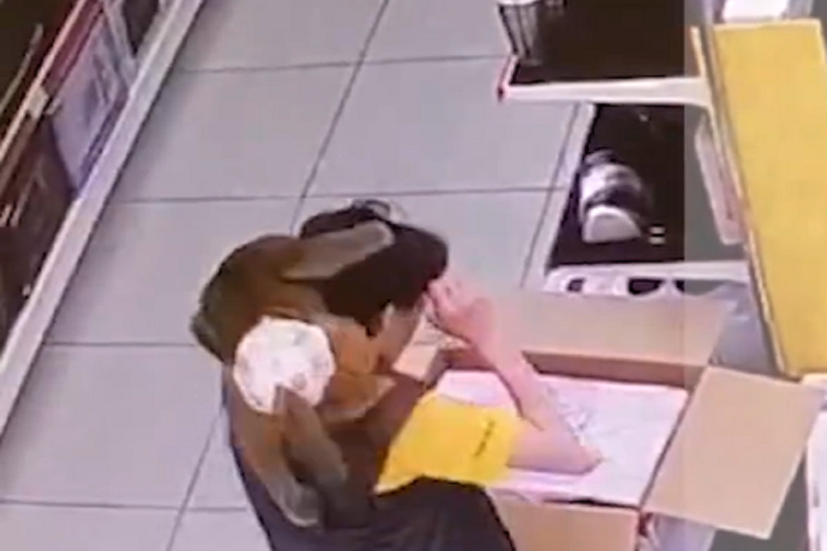 В Красноярске на работника магазина бытовой химии напала обезьяна в памперсе