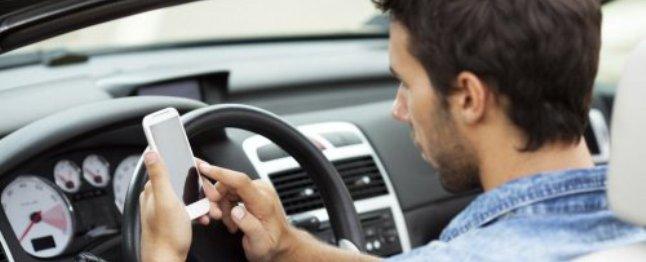 Во Франции ввели штраф за использование телефона в стоящем автомобиле