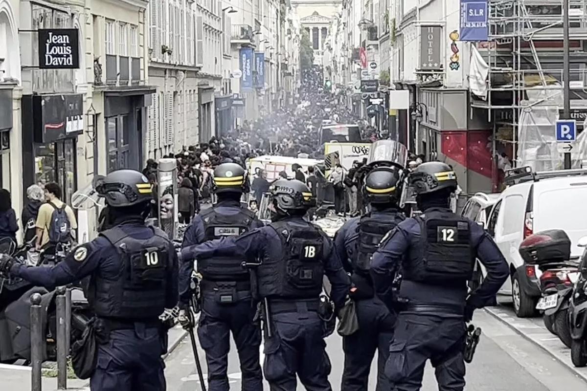 Во Франции для контроля за протестами против мер экономии мобилизуют 80 тысяч силовиков
