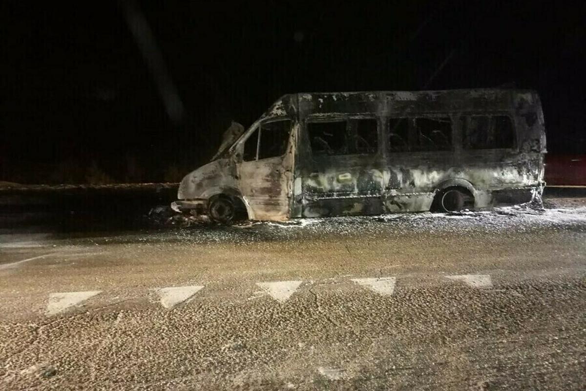 В Амурской области после столкновения с грузовиком загорелся пассажирский микроавтобус