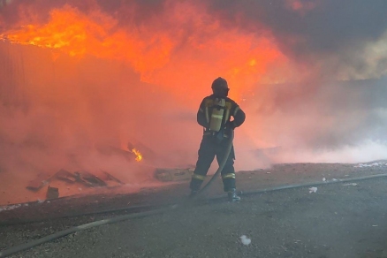 На складе с электромобилями в Москве произошел крупный пожар