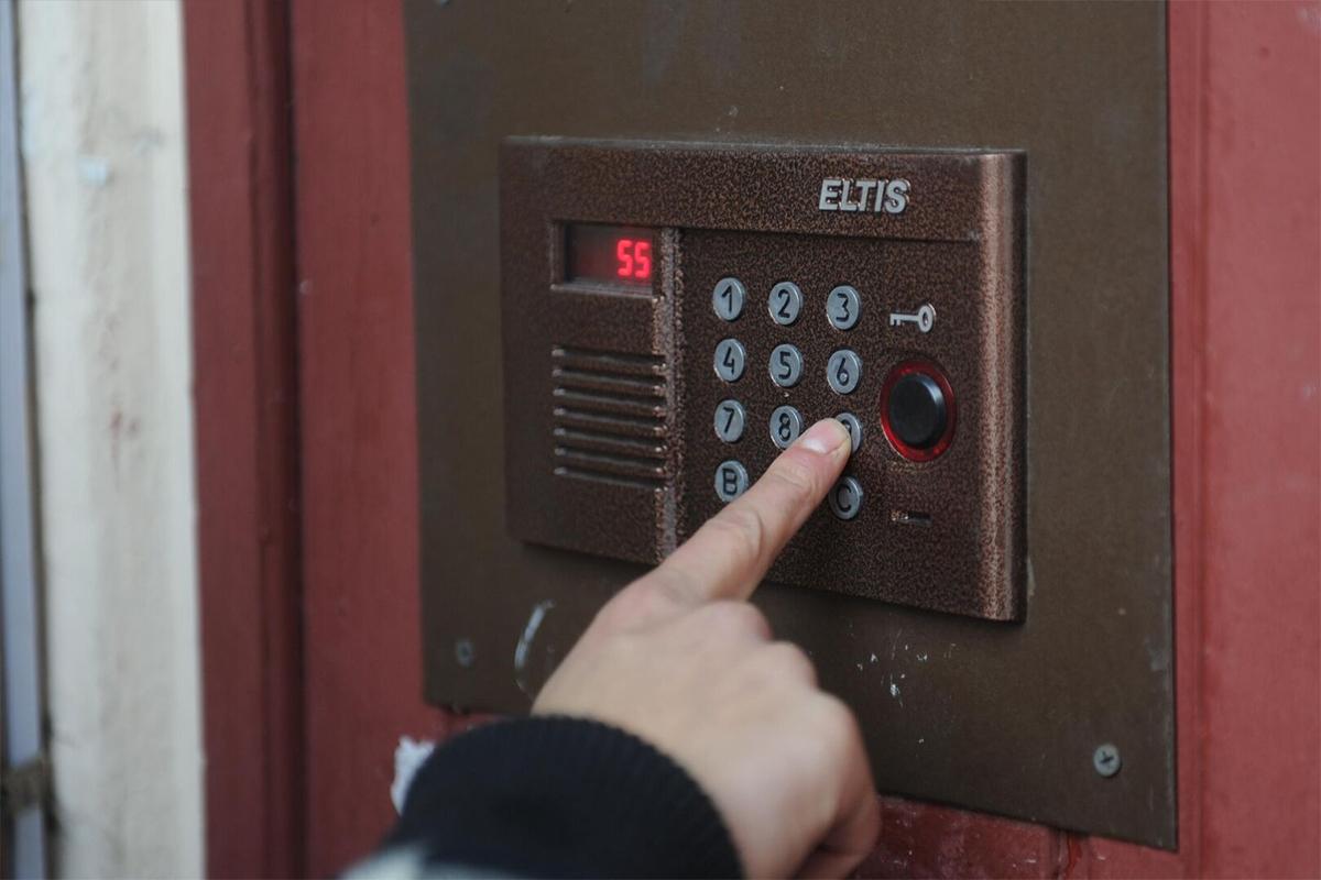 Россиян предупредили о новой схеме мошенников с домофоном