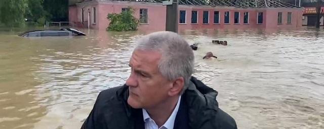 Сергей Аксенов на моторной лодке осмотрел затопленные районы Крыма