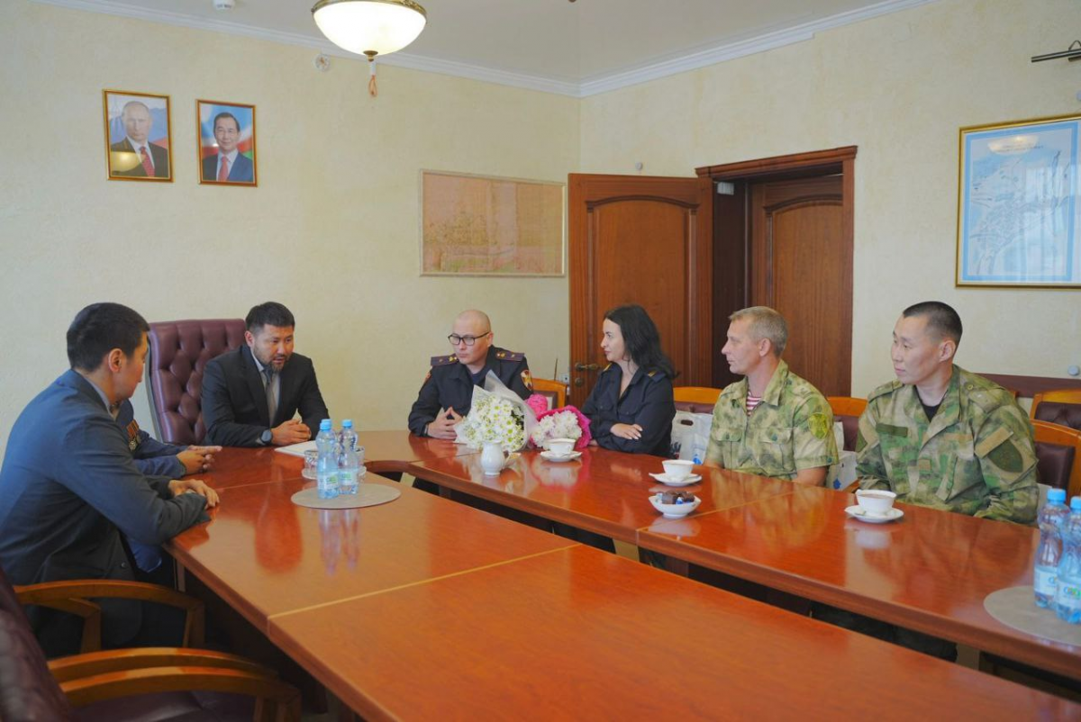 Глава Якутска Евгений Григорьев поблагодарил сотрудников Росгвардии за сбор 125 единиц оружия для нужд СВО