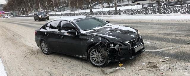 В Новосибирске дворник разбил снегом стекло Range Rover