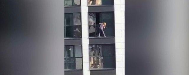 Отчаянная домохозяйка: жительница Уфы прошлась по карнизу 18-го этажа